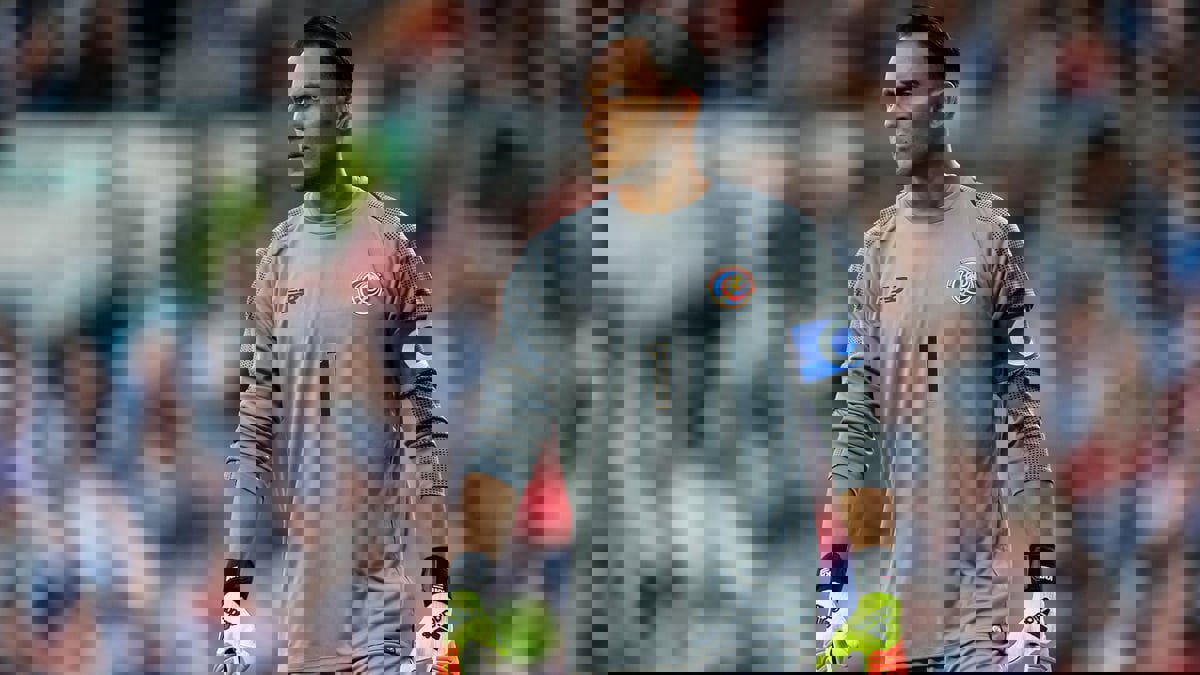 نافاس حارس باريس سان جيرمان يستقبل 30 لاجئا أوكرانيا في منزله