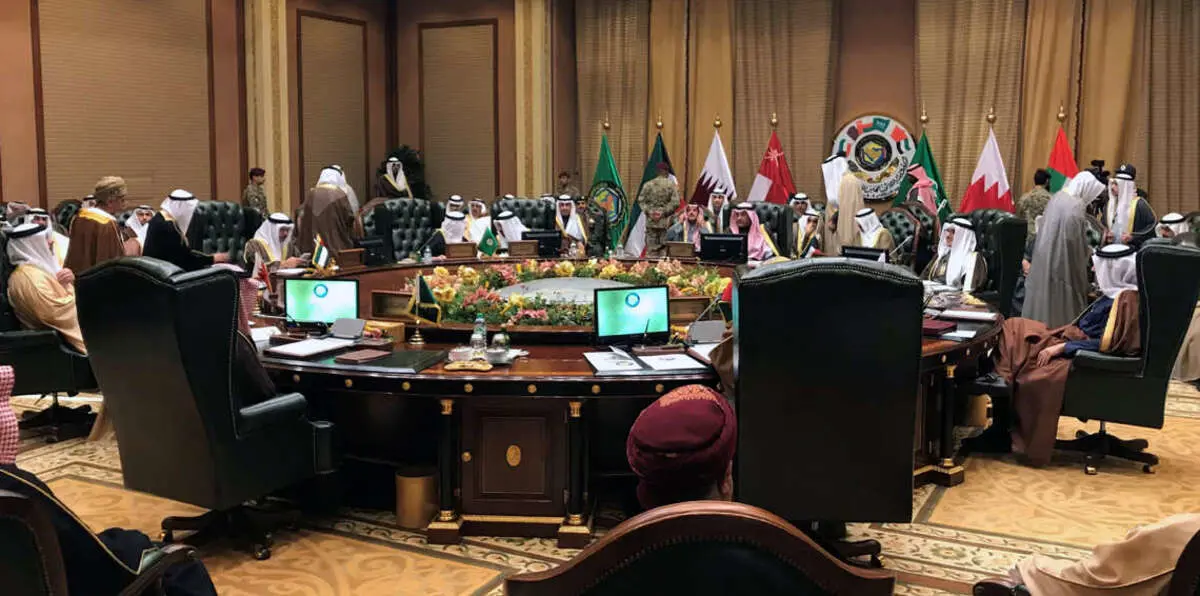 مصافحة غير متوقعة بين أمير قطر وممثل البحرين تجذب الأنظار (صورة)