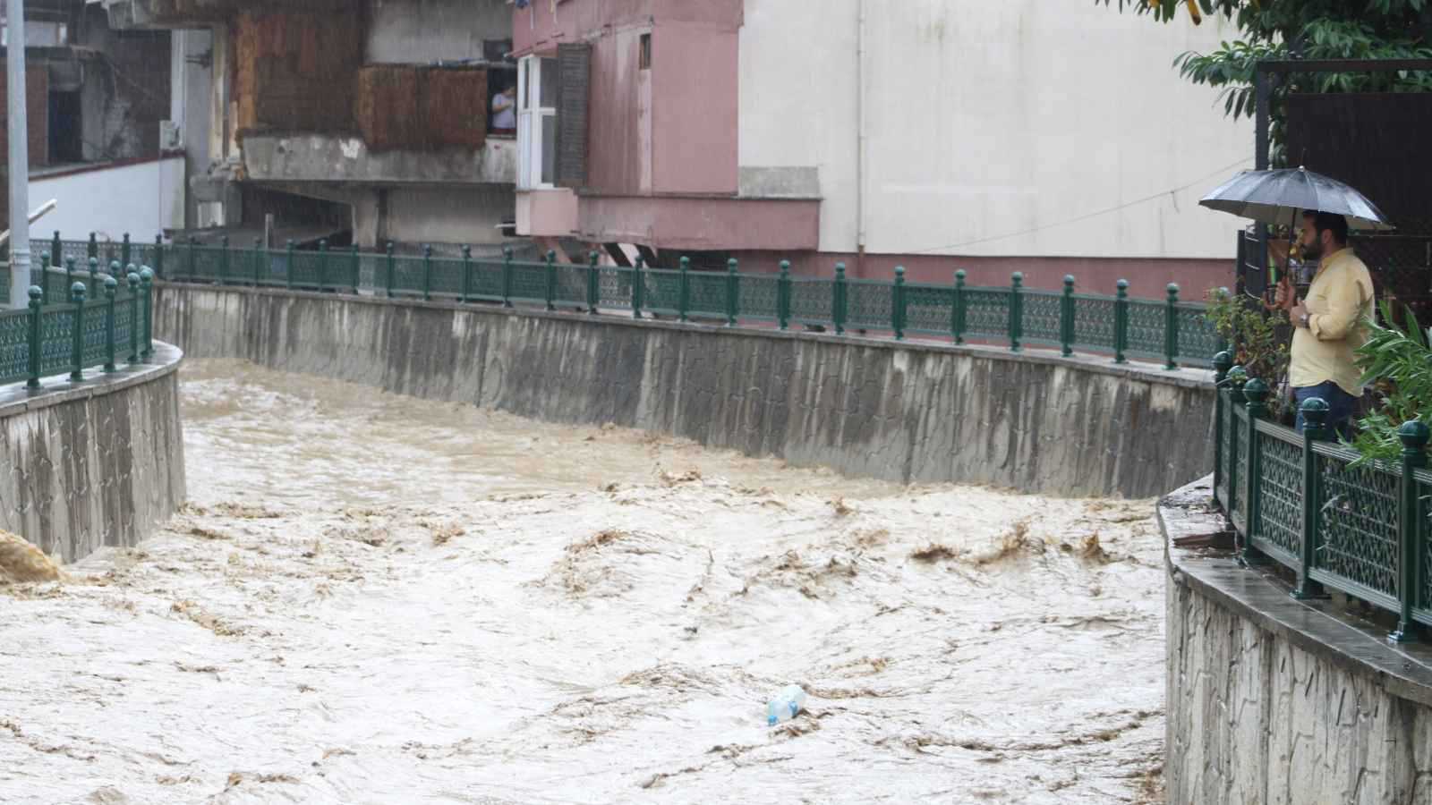 تركيا.. رجل يصارع السيول قبل أن يلقى حتفه (فيديو)