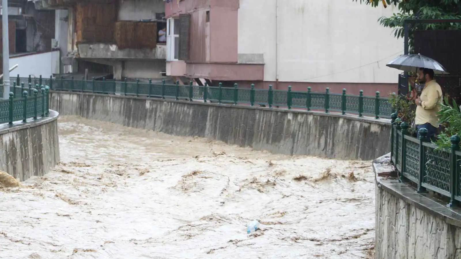 تركيا.. رجل يصارع السيول قبل أن يلقى حتفه (فيديو)