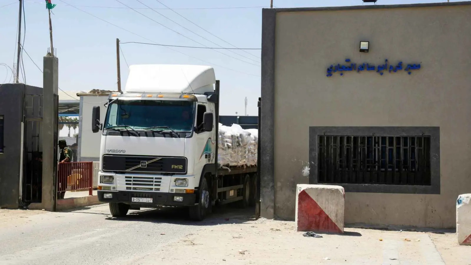 تشمل طعام أطفال.. بدء دخول شاحنات المساعدات إلى غزة