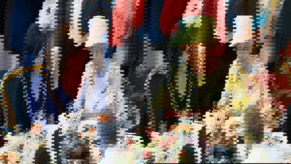 لماذا منعت الملكة إليزابيث "المحار" من موائد القصر؟