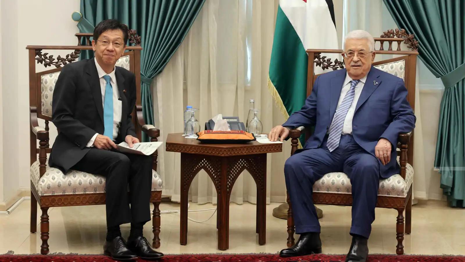 عباس يطالب جميع الفصائل الفلسطينية بتسليم سلاحها للسلطة