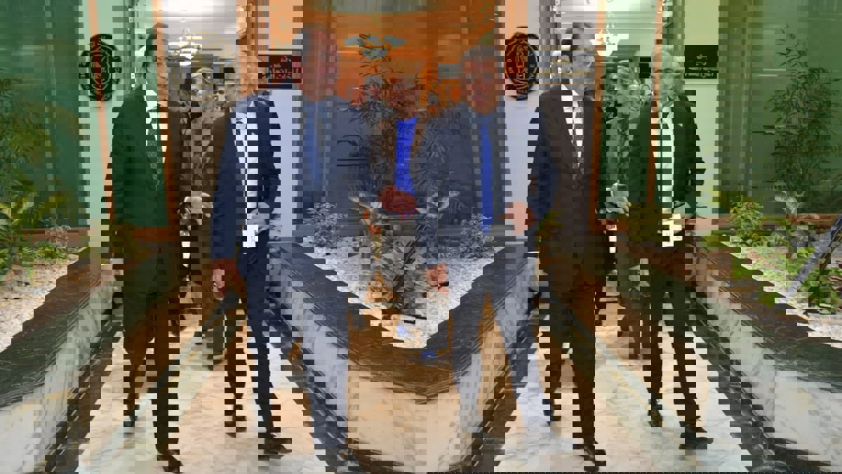 لابيد يبحث مع عباس كامل الأوضاع في قطاع غزة والحفاظ على الاستقرار الإقليمي