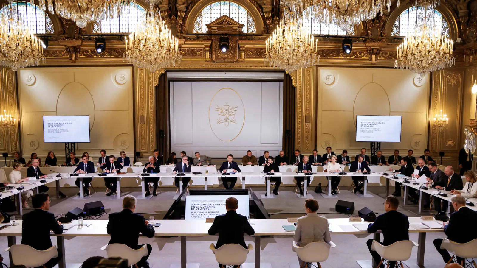 ماكرون وستارمر يقودان جهود تجهيز الجيش الأوكراني ونشر قوات الحلفاء