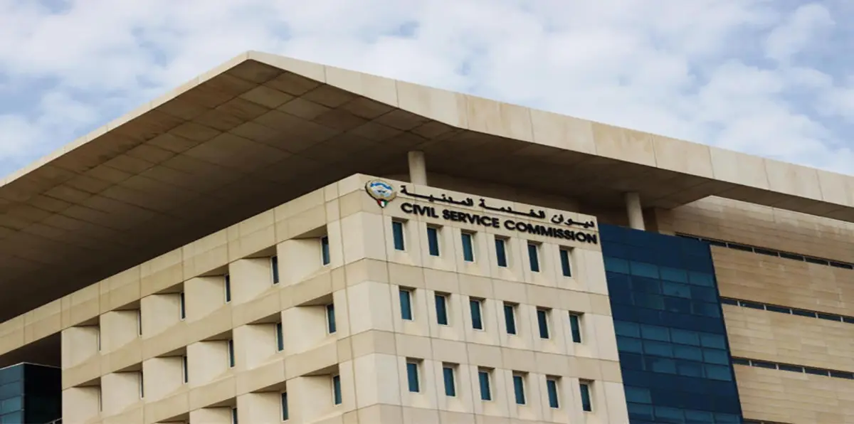 بالفيديو..انهيار أجزاء من سقف ديوان الخدمة المدنية بالكويت