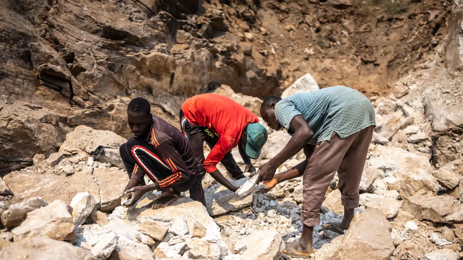 "كنوز أفريقيا الخضراء".. كيف تحول "الليثيوم" إلى ميدان للمنافسة العالمية؟