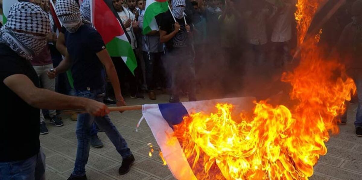 السعودية تضبط أعلامًا إسرائيلية داخل متجر ملابس في الرياض (صورة)‏