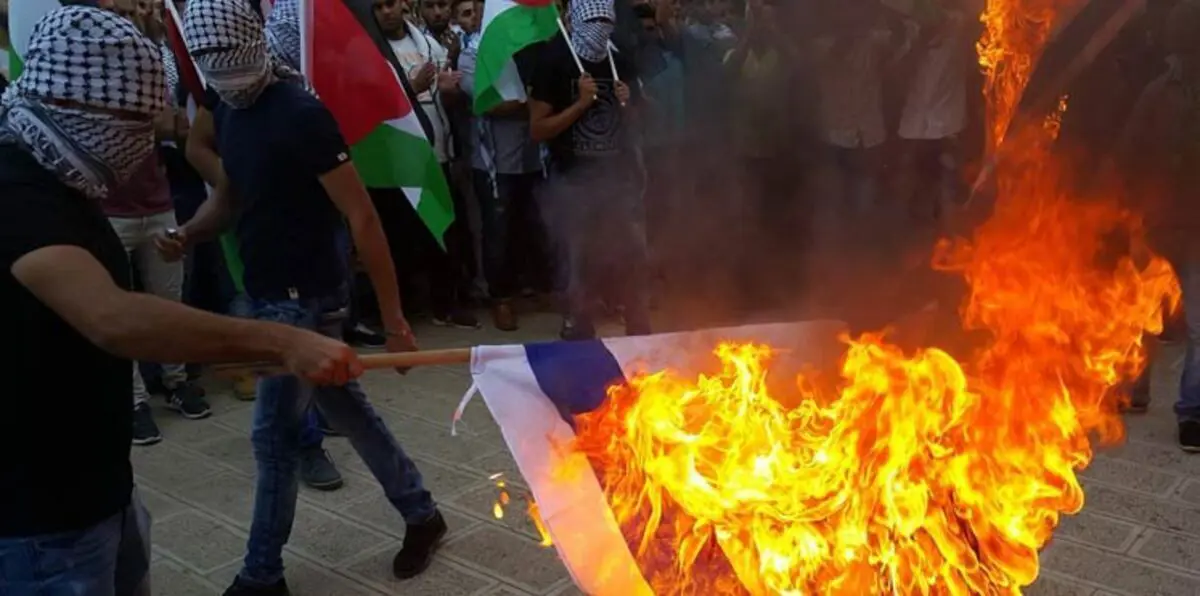 السعودية تضبط أعلامًا إسرائيلية داخل متجر ملابس في الرياض (صورة)‏