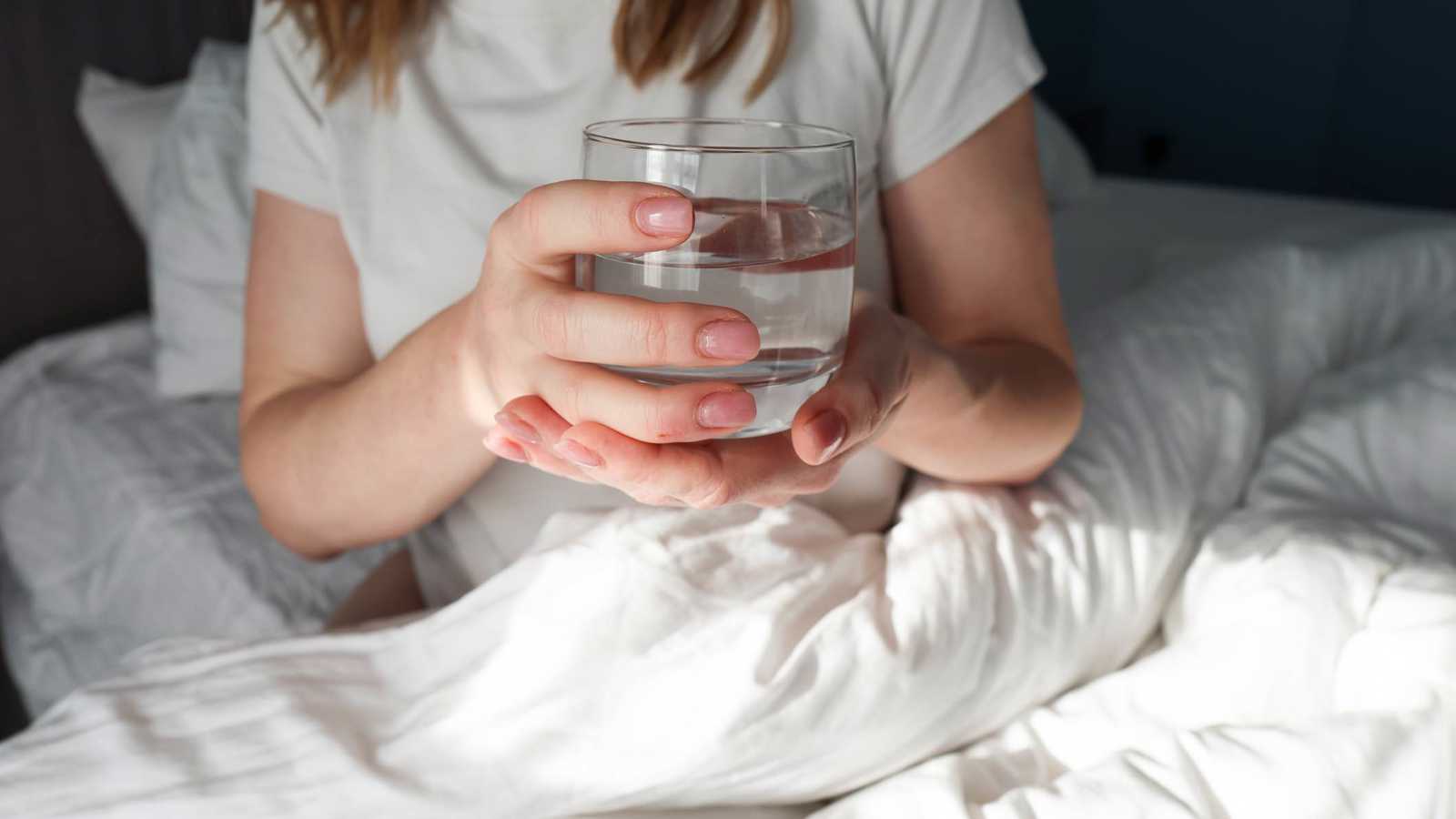 لماذا يُنصح بشرب الماء فور الاستيقاظ من النوم؟