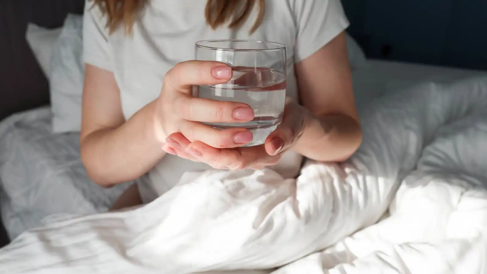 لماذا يُنصح بشرب الماء فور الاستيقاظ من النوم؟