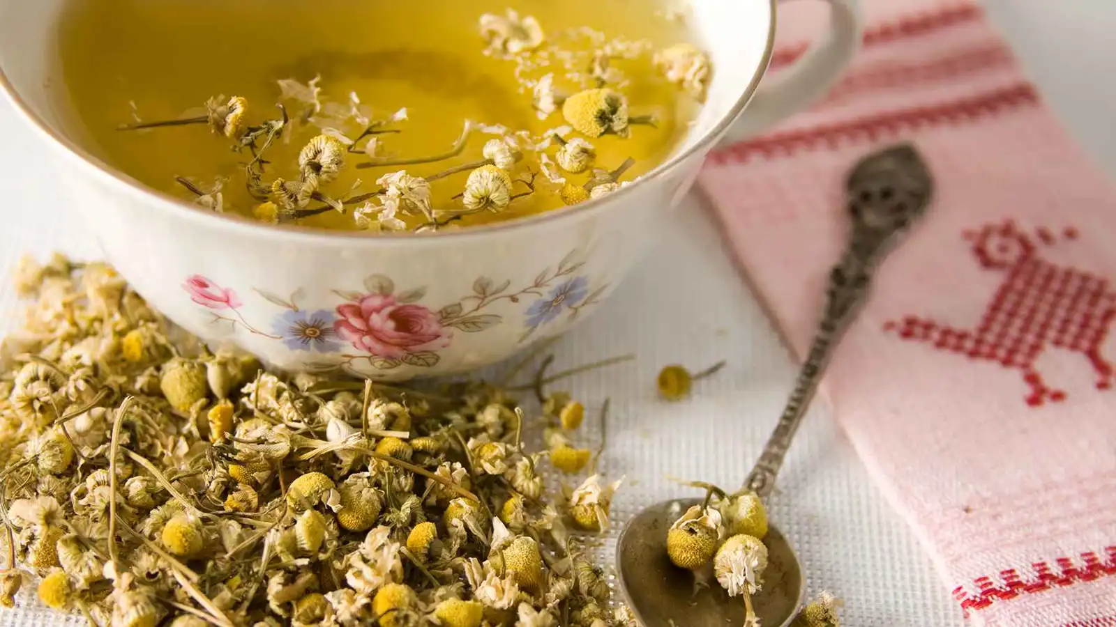 كوب البابونج قبل النوم.. فوائد صحية لا تتوقعها