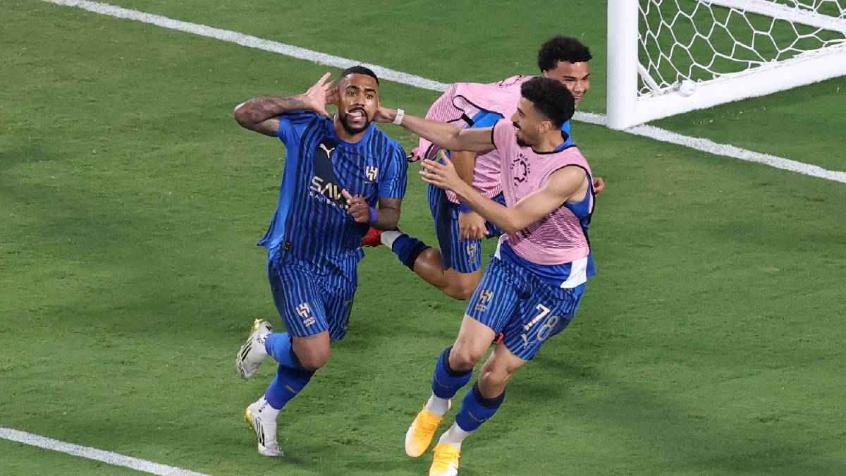 4 نجوم مهددون بالرحيل عن الهلال السعودي