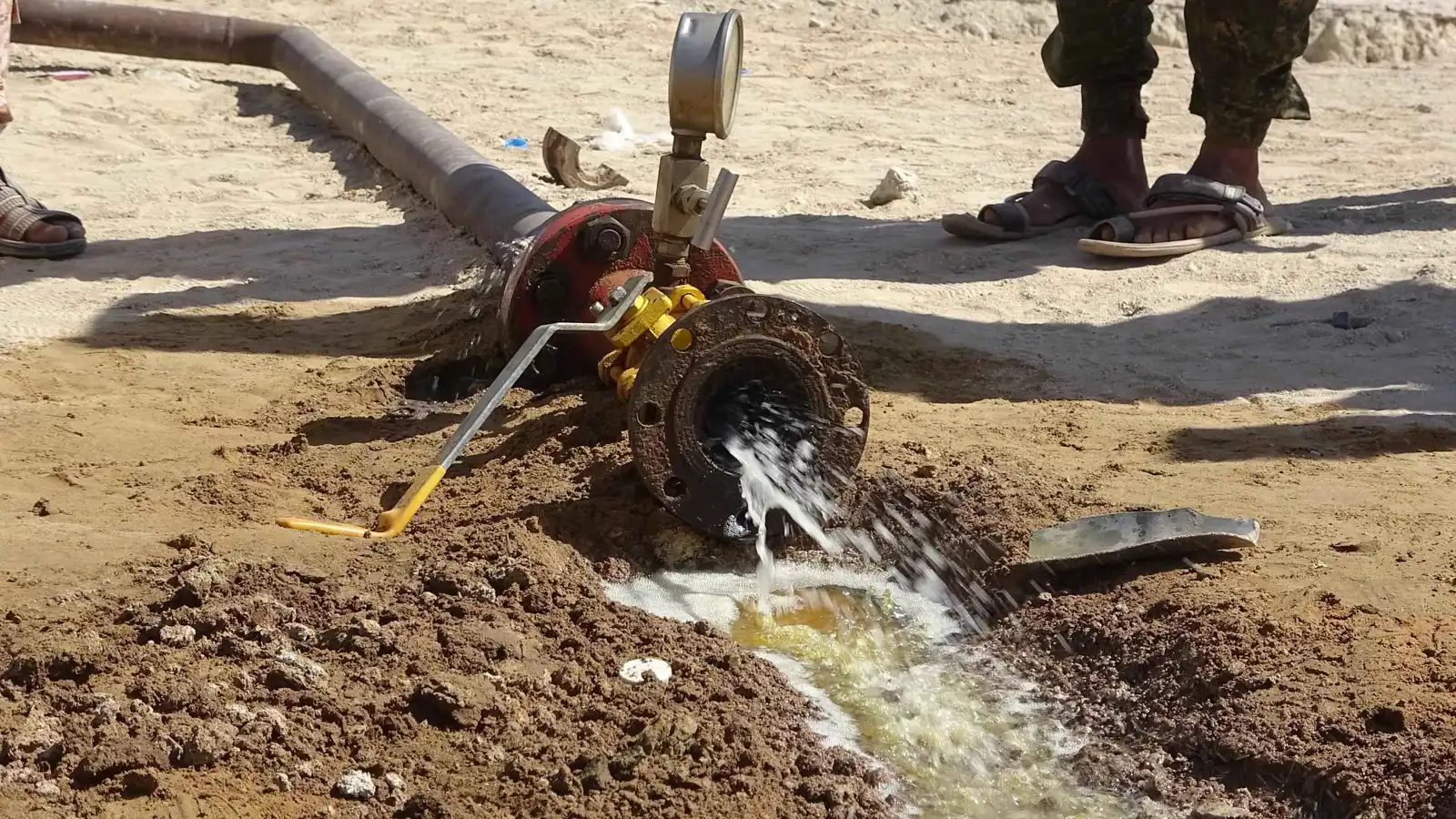 منصات سرقة النفط.. اقتصاد الظل للجماعات المتطرفة في حضرموت