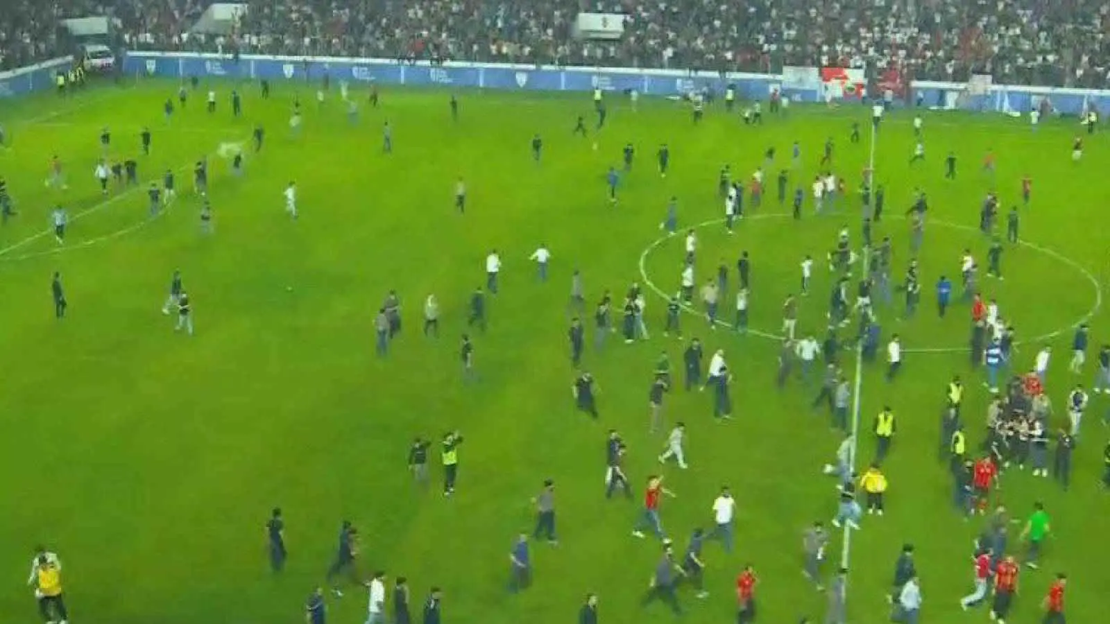 اقتحام الجماهير يلغي مباراة في الدوري العراقي (فيديو)