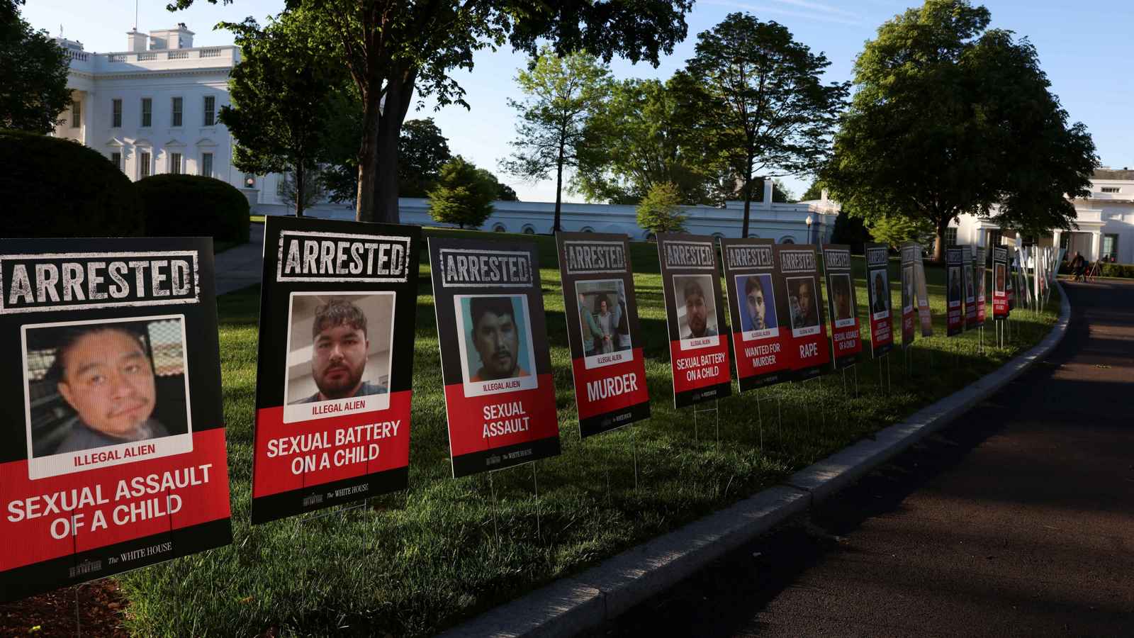 إدارة ترامب تبحث توطين المهاجرين "المجرمين" في ليبيا