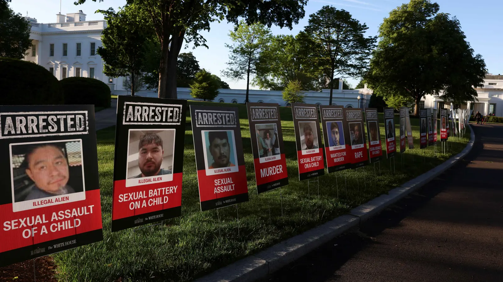 إدارة ترامب تبحث توطين المهاجرين "المجرمين" في ليبيا