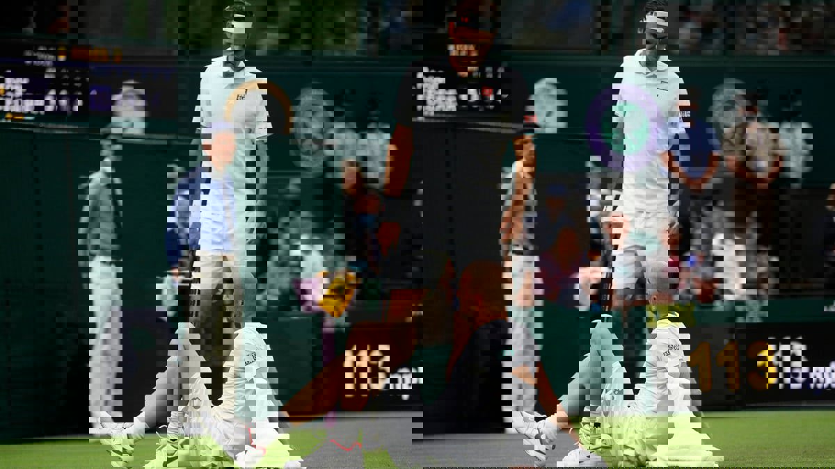 فيدرر يتأهل للدور الثاني في بطولة ويمبلدون بعد انسحاب مانارينو للإصابة (فيديو)