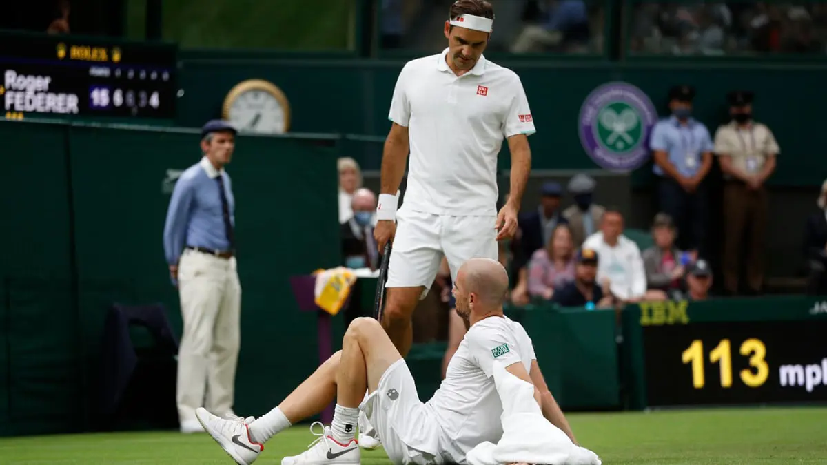 فيدرر يتأهل للدور الثاني في بطولة ويمبلدون بعد انسحاب مانارينو للإصابة (فيديو)
