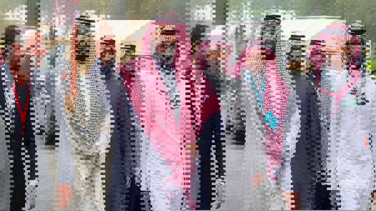 محمد بن سلمان يحضر ‏انطلاق سباق جائزة السعودية الكبرى للفورمولا 1 (فيديو)