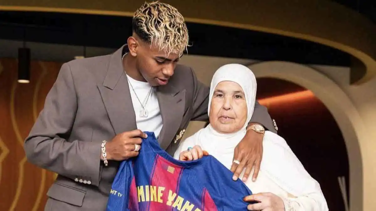 صورة جدة لامين يامال بقميص برشلونة تفجّر جدلا.. ما حقيقتها؟ (شاهد)