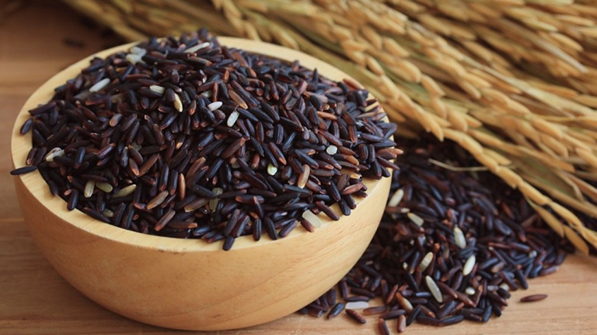 5 أطعمة باللون الأسود ينصح بإضافتها إلى نظامك الغذائي