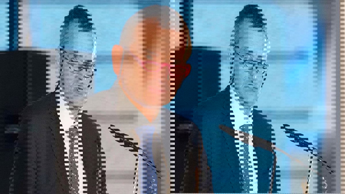 البرهان يهدد بطرد المبعوث الأممي من السودان