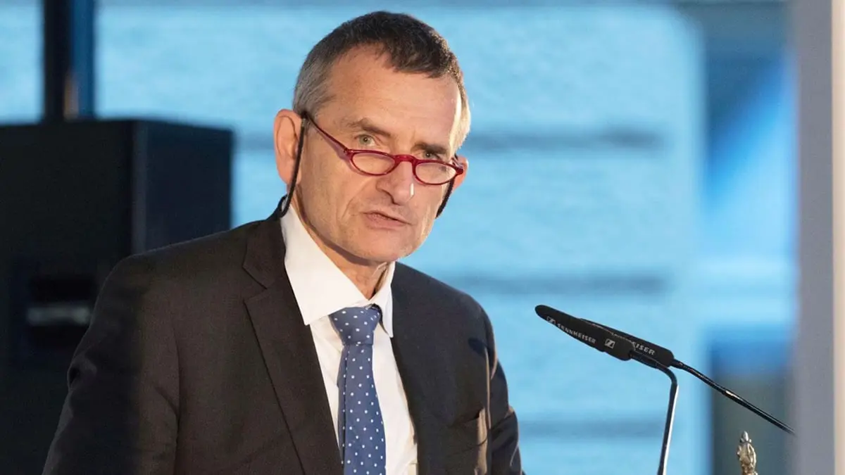 البرهان يهدد بطرد المبعوث الأممي من السودان