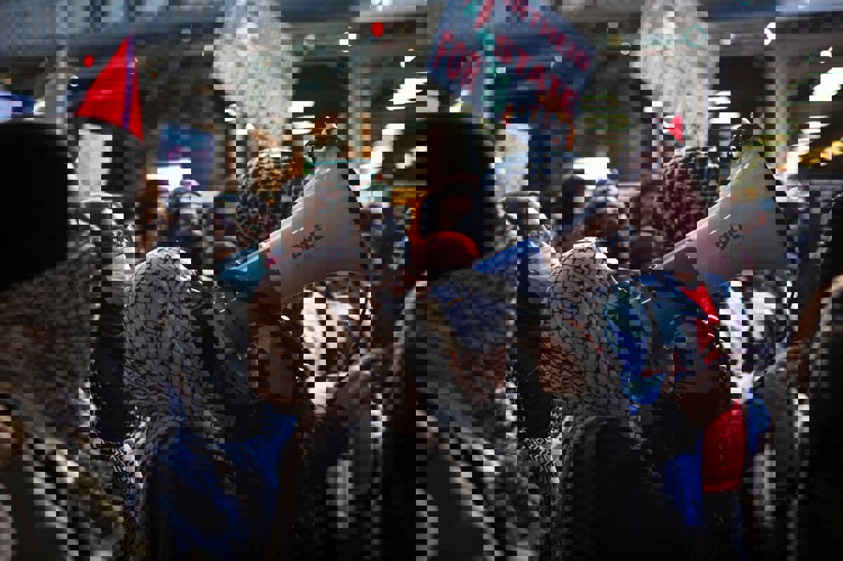 أمام الشرطة الأمريكية.. أستاذ جامعي يعتدي على مسلمة خلال مظاهرات غزة (فيديو إرم)