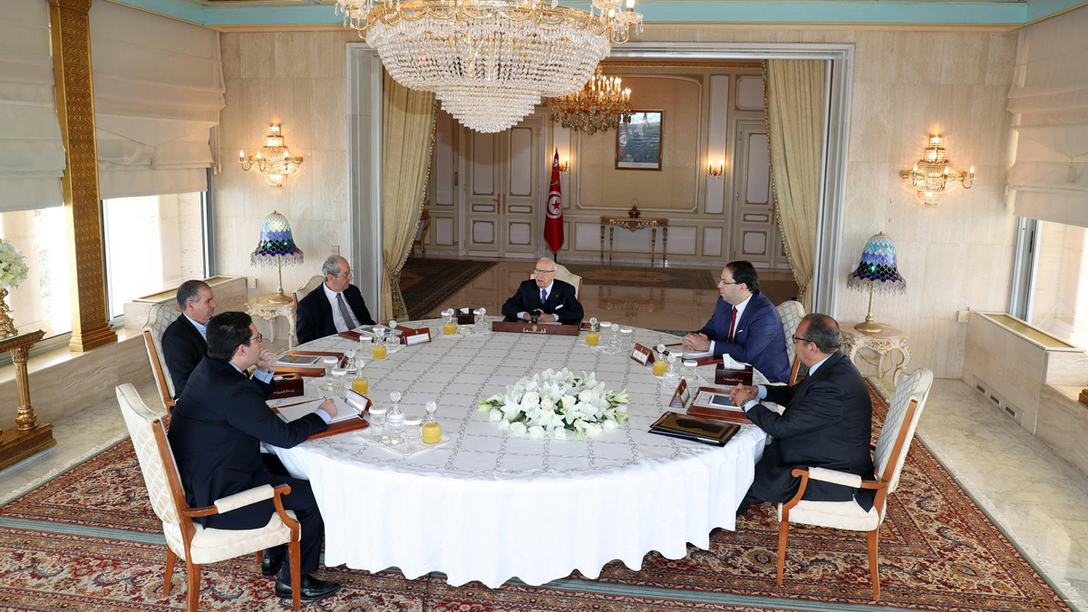 هل ينجح السبسي في احتواء أزمة رواتب موظفي تونس؟