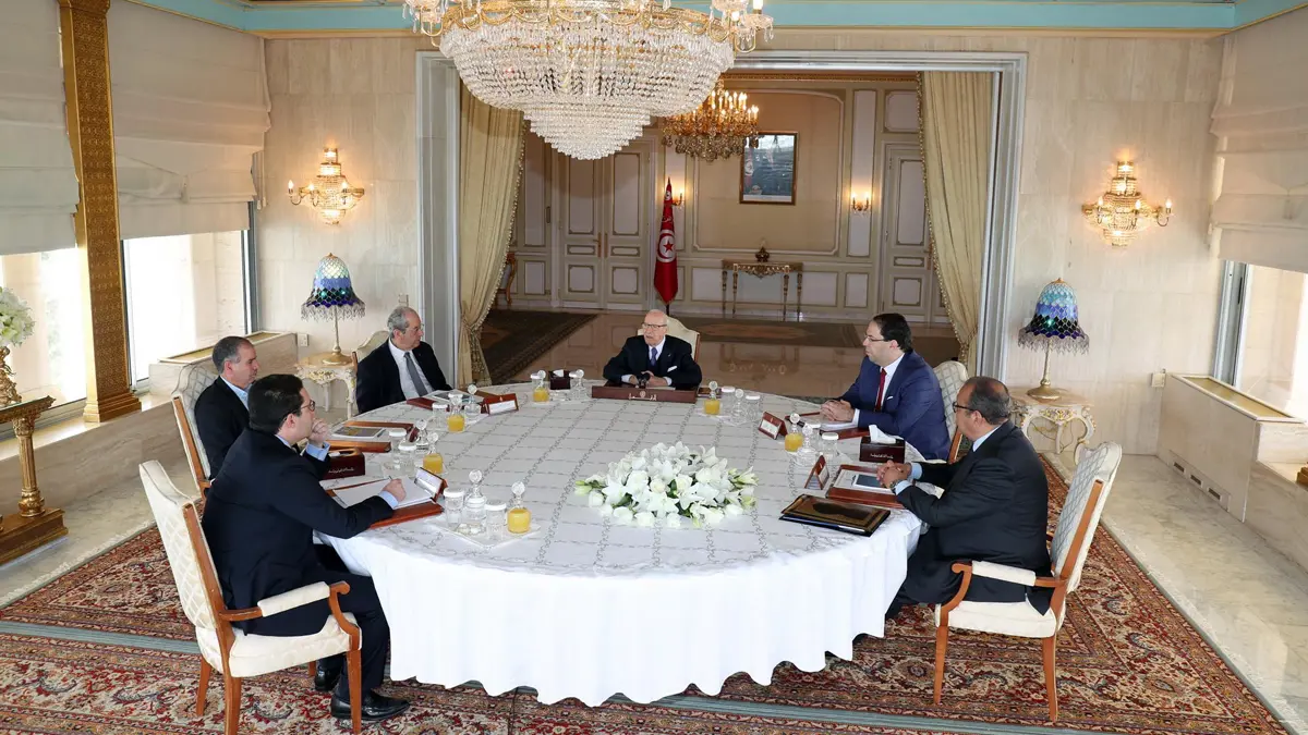 هل ينجح السبسي في احتواء أزمة رواتب موظفي تونس؟