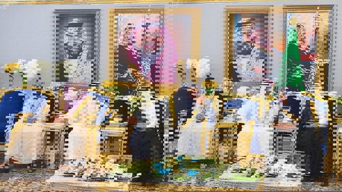 محمد بن زايد يصل السعودية لحضور مراسم توقيع "اتفاق الرياض" (صور)