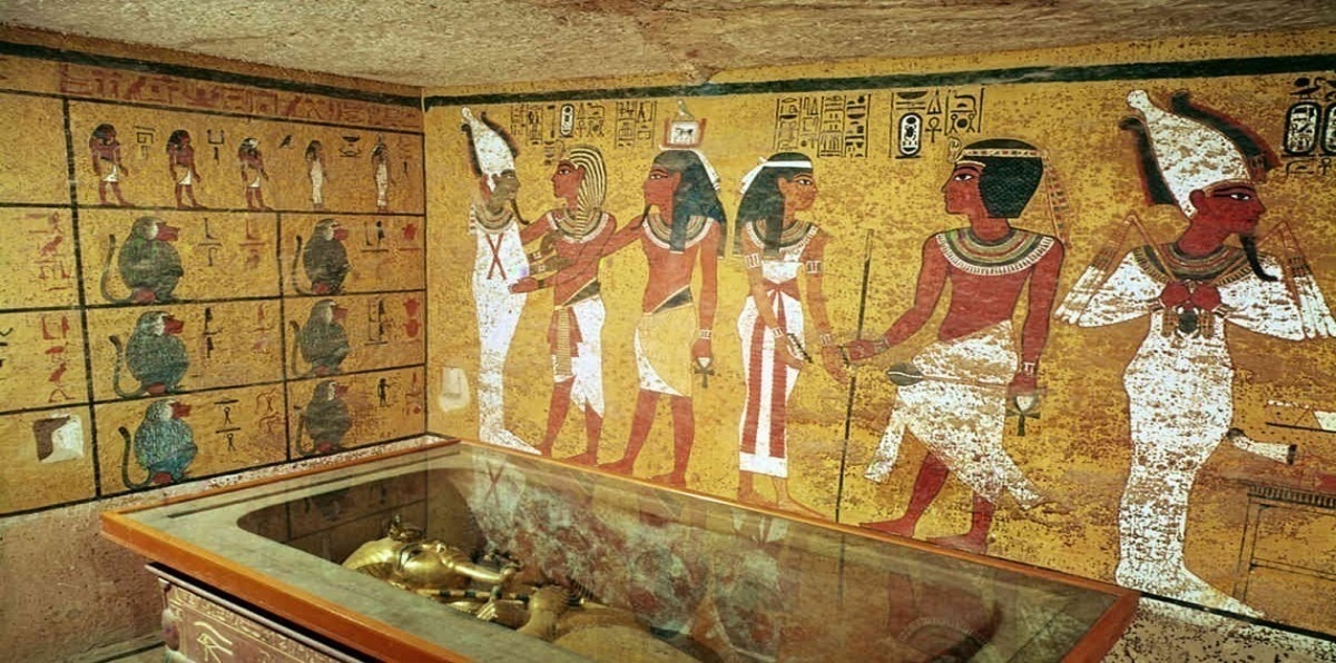 نقل 3 قطع أثرية تخص توت عنخ آمون للمتحف الكبير غرب القاهرة