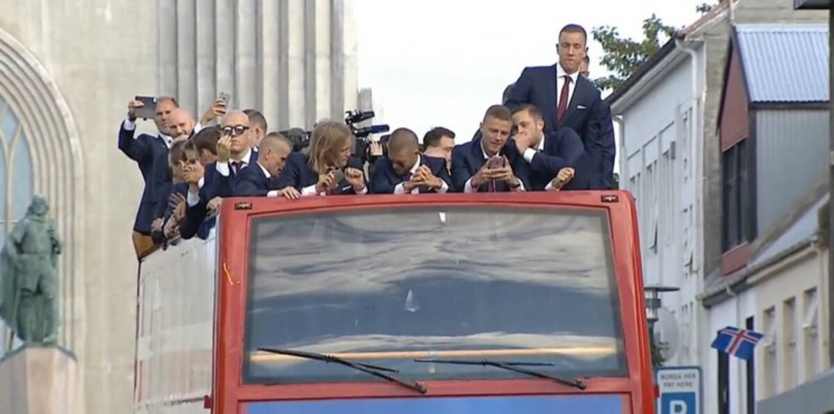 استقبال أسطوري لمنتخب أيسلندا (فيديو وصور)