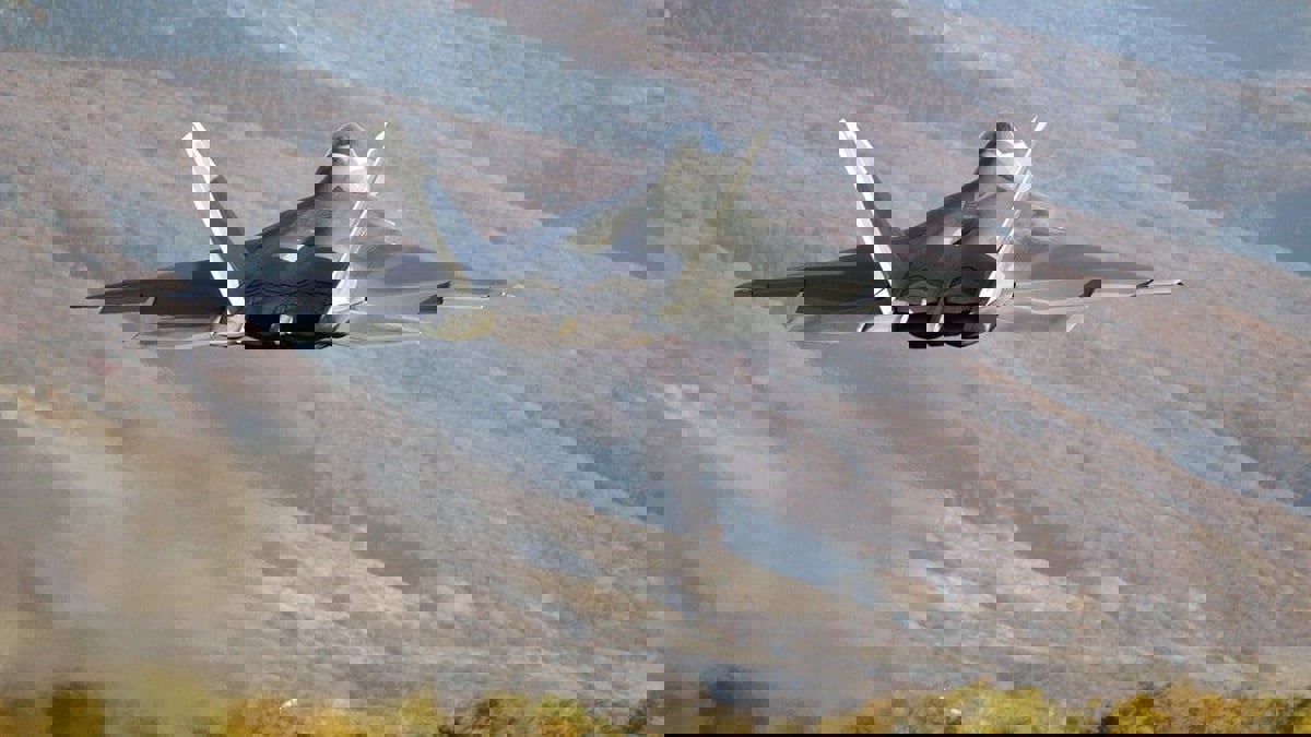 التحالف يقصف معسكر السوادية في البيضاء اليمنية (فيديو)