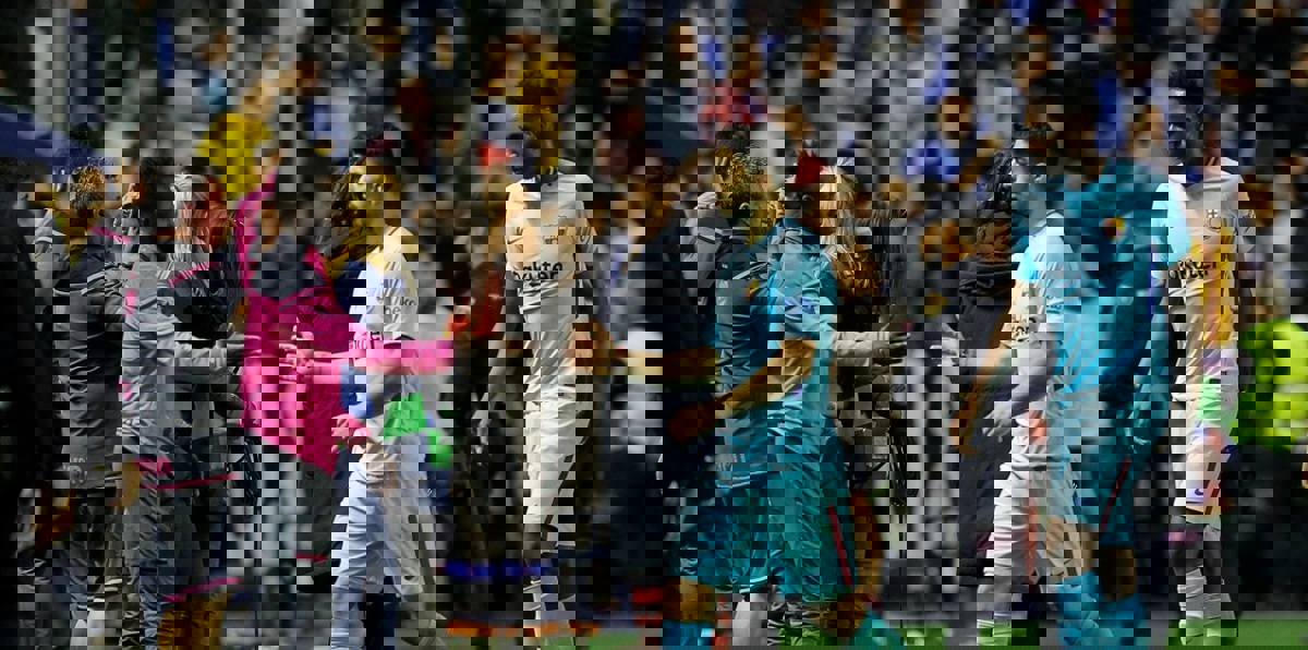 شاهد فهد المولد يحتفل مع فريقه ليفانتي بالفوز على نادي برشلونة (فيديو)