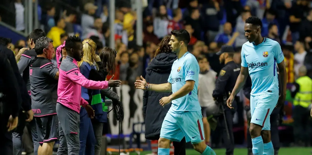 شاهد فهد المولد يحتفل مع فريقه ليفانتي بالفوز على نادي برشلونة (فيديو)