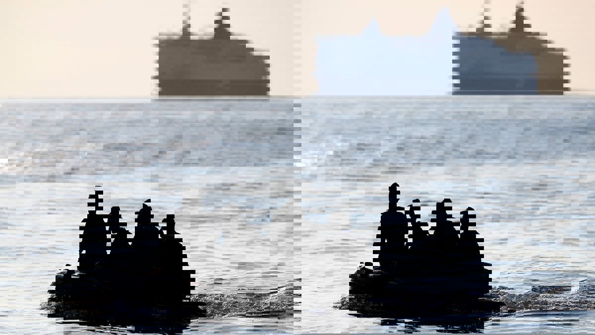  في يوم واحد.. عبور 872 مهاجرًا عبر "القنال الإنجليزية" إلى بريطانيا