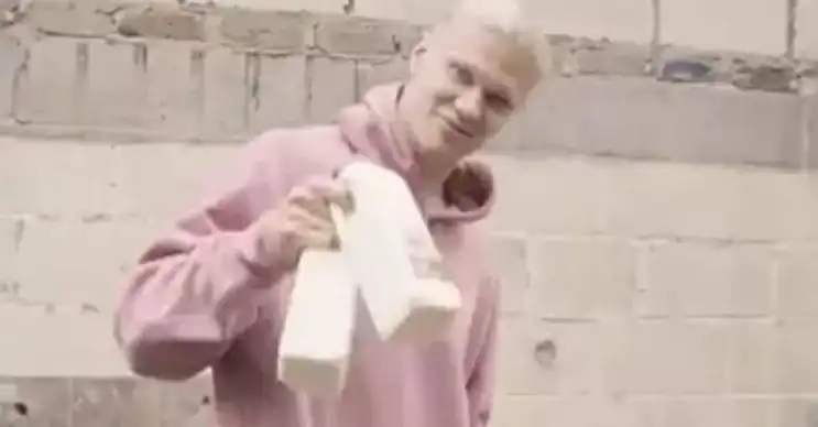 هالاند يروج لمنتج محظور في إنجلترا