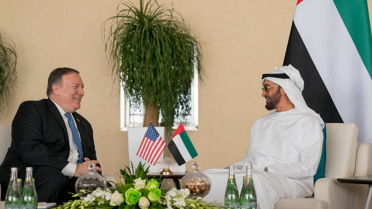 محمد بن زايد يتلقى اتصالا هاتفيا من مايك بومبيو