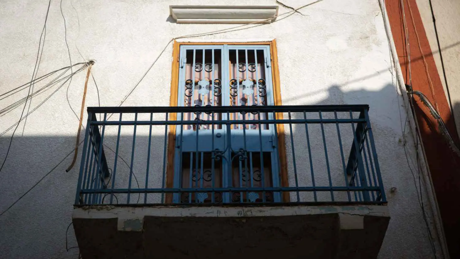 على طريقة تامر حسني.. عاشق "ولهان" يلقى نهاية مضحكة (فيديو)