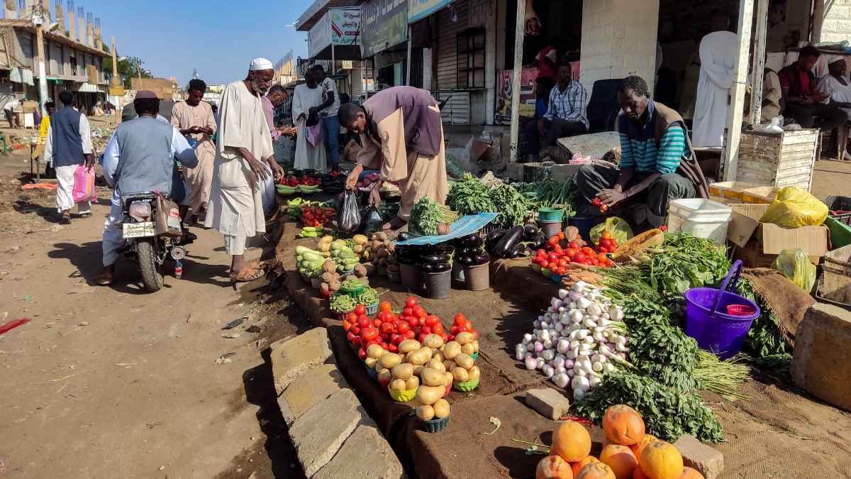 بين النزوح وندرة الطعام.. السودانيون يستقبلون رمضان بمرارة