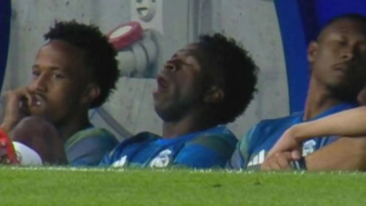 نوم ثم هجوم متبادل.. 3 تصرفات غريبة لفينيسيوس "البديل" أمام أوفييدو (شاهد)