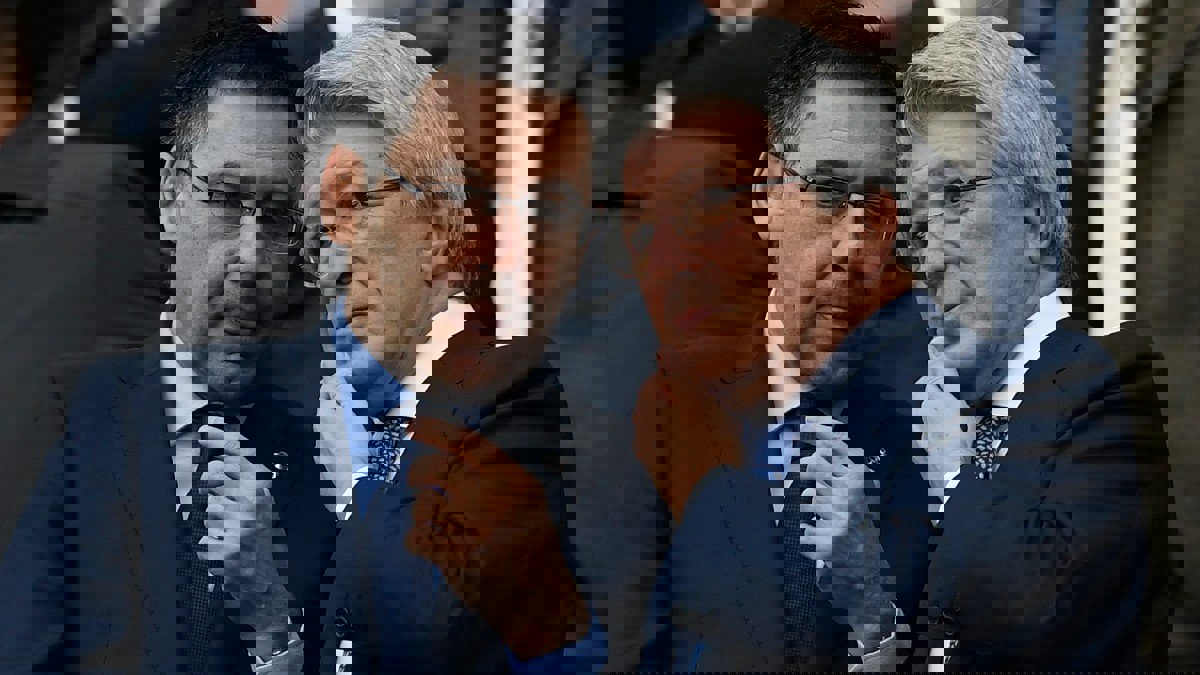 بعد صفقة سواريز.. رئيس أتلتيكو مدريد يدافع عن بارتوميو ويصفه بـ"العظيم"