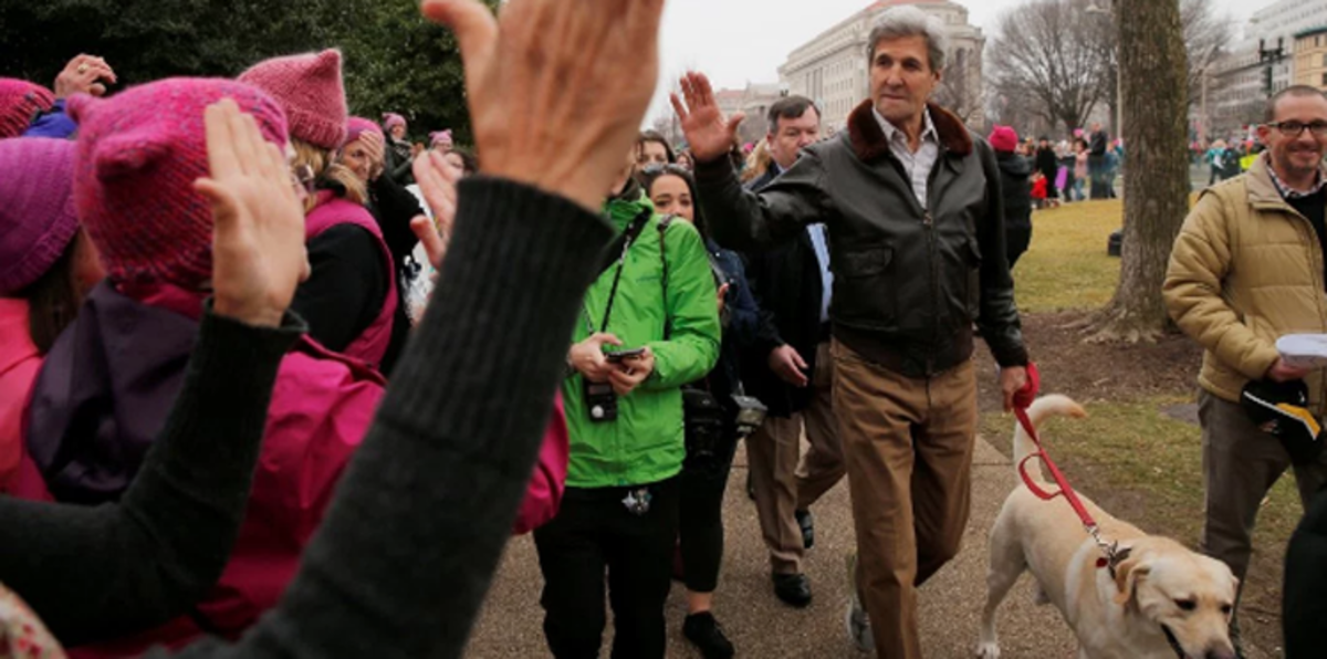 جون كيري وكلبه يتظاهران مع النساء ضد ترامب (فيديو وصور)