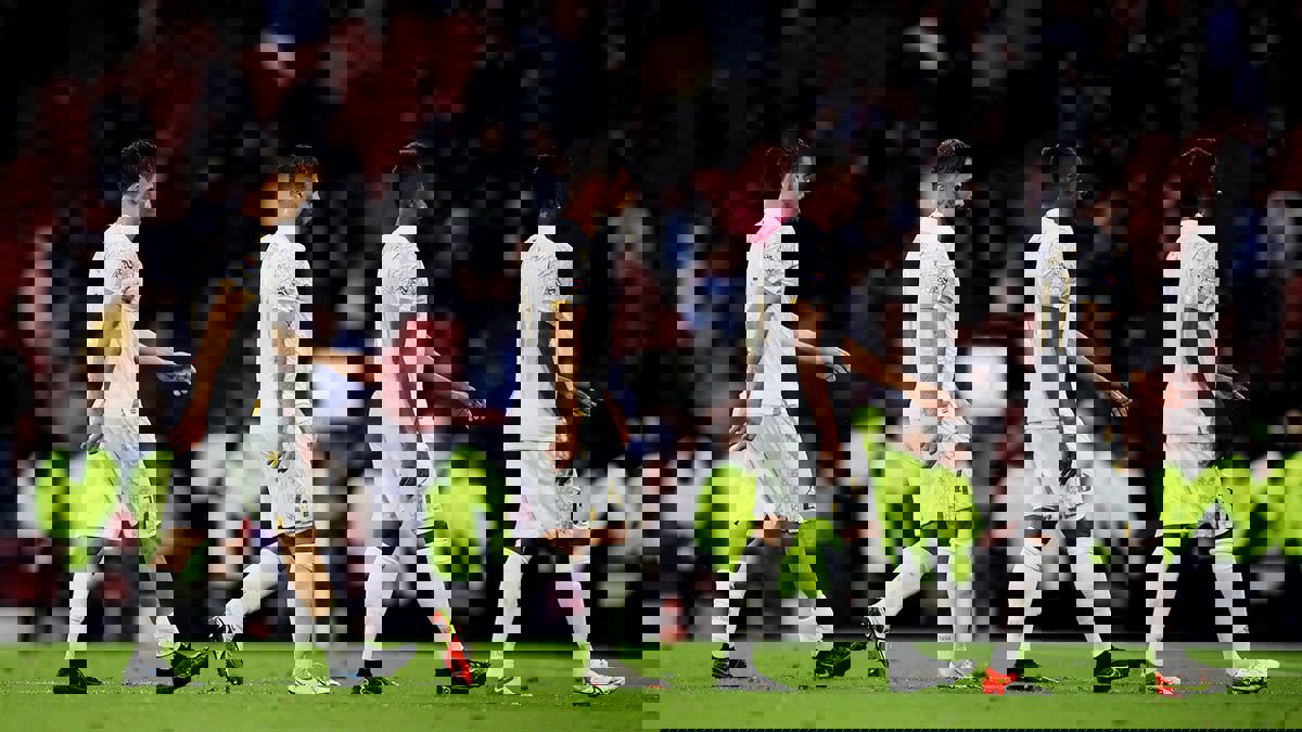 لاعب منتخب أرمينيا يقذف الحكم المساعد خلال مباراة اسكتلندا ويفلت من العقاب