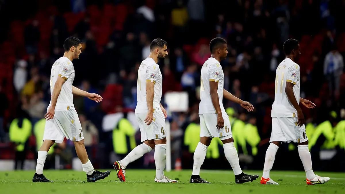 لاعب منتخب أرمينيا يقذف الحكم المساعد خلال مباراة اسكتلندا ويفلت من العقاب