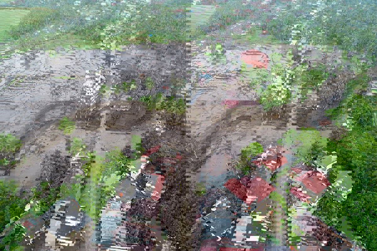 34 قتيلًا جراء فيضانات وبراكين في جزيرة سومطرة الإندونيسية