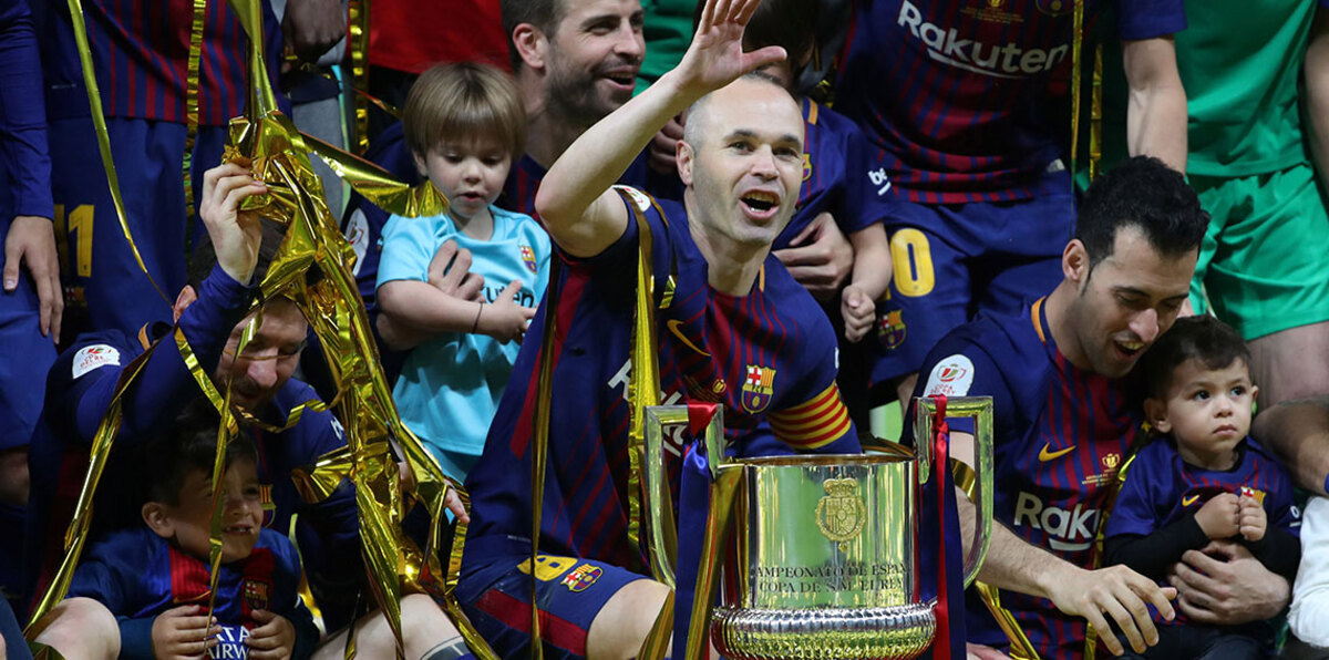 لماذا قدمت "فرانس فوتبول" اعتذارًا لنجم نادي برشلونة إنييستا؟