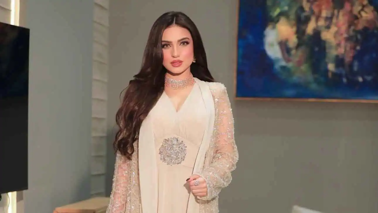 "أجمل من الشاشة".. ممازحة داعية مصري لياسمين عز تثير عاصفة جدل